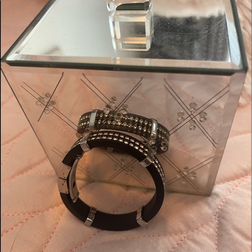 Small black bracelet with rhinestones